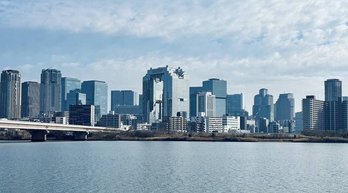 大阪・梅田の街並み（仮の写真）